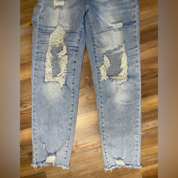 4/$16 Risen Jeans - Picture 8 of 12